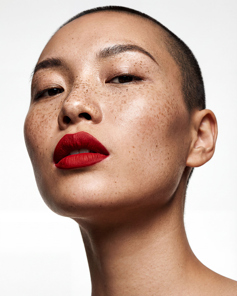 AI photography Zurich – studio portrait enhanced with artificial intelligence, soft glow, ethereal aesthetic.