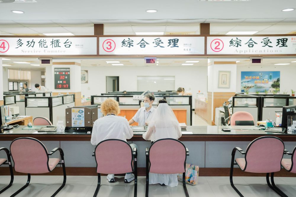 從戶政登記開始，留下最真實的紀念。渴望影像專注於登記寫真與結婚登記紀實，以自然互動與生活感構圖，記錄新人在三民戶政等高雄戶政場域中的重要時刻。無論是朋友圍繞的歡笑、家人陪伴的祝福，或牽手走出戶政事務所的那一刻，都是值得被珍藏的畫面。登記寫真讓婚姻回到最純粹的起點，成為多年後回望。