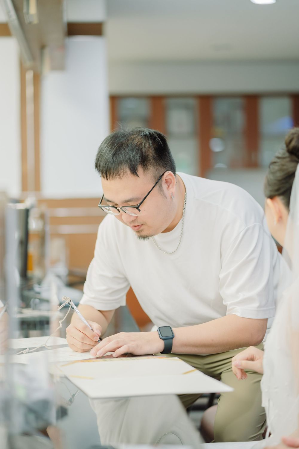 從戶政登記開始，留下最真實的紀念。渴望影像專注於登記寫真與結婚登記紀實，以自然互動與生活感構圖，記錄新人在三民戶政等高雄戶政場域中的重要時刻。無論是朋友圍繞的歡笑、家人陪伴的祝福，或牽手走出戶政事務所的那一刻，都是值得被珍藏的畫面。登記寫真讓婚姻回到最純粹的起點，成為多年後回望。