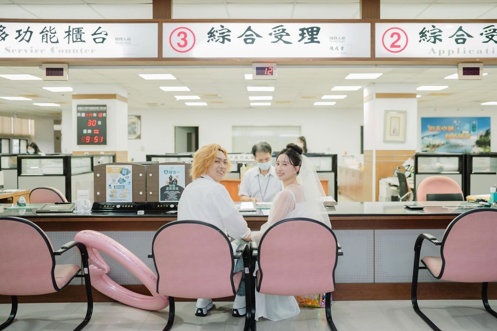從戶政登記開始，留下最真實的紀念。渴望影像專注於登記寫真與結婚登記紀實，以自然互動與生活感構圖，記錄新人在三民戶政等高雄戶政場域中的重要時刻。無論是朋友圍繞的歡笑、家人陪伴的祝福，或牽手走出戶政事務所的那一刻，都是值得被珍藏的畫面。登記寫真讓婚姻回到最純粹的起點，成為多年後回望。