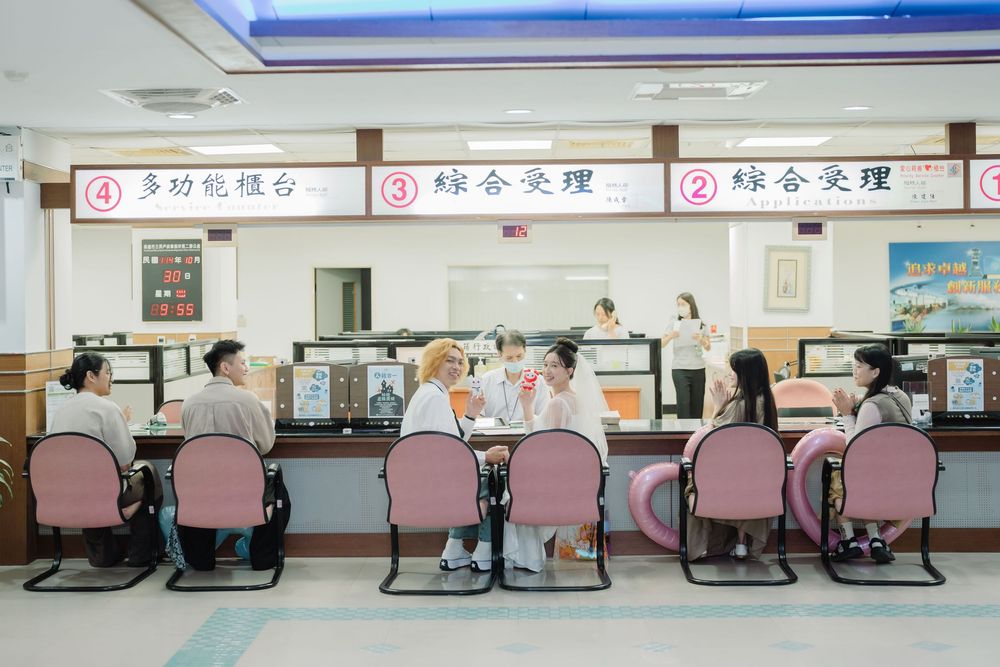 從戶政登記開始，留下最真實的紀念。渴望影像專注於登記寫真與結婚登記紀實，以自然互動與生活感構圖，記錄新人在三民戶政等高雄戶政場域中的重要時刻。無論是朋友圍繞的歡笑、家人陪伴的祝福，或牽手走出戶政事務所的那一刻，都是值得被珍藏的畫面。登記寫真讓婚姻回到最純粹的起點，成為多年後回望。