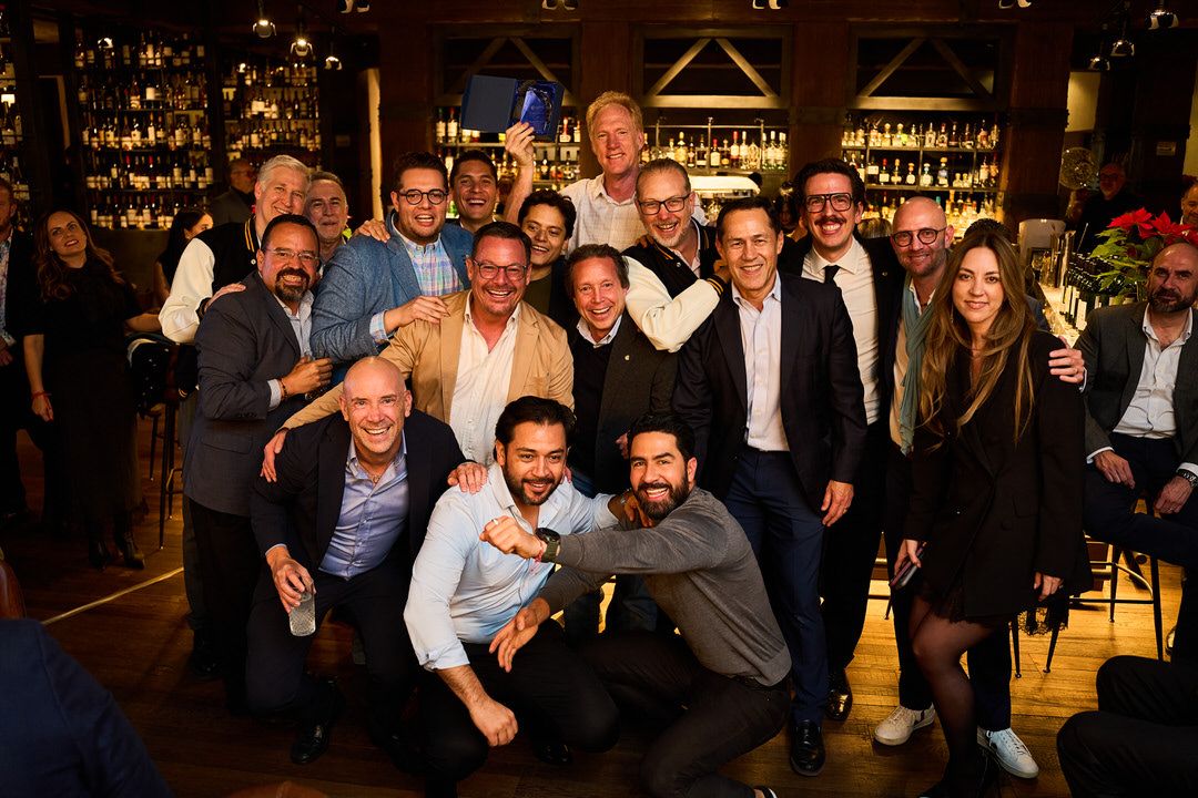 Grupo de empresarios y consultores en evento de Corporate Connections en la Ciudad de México.