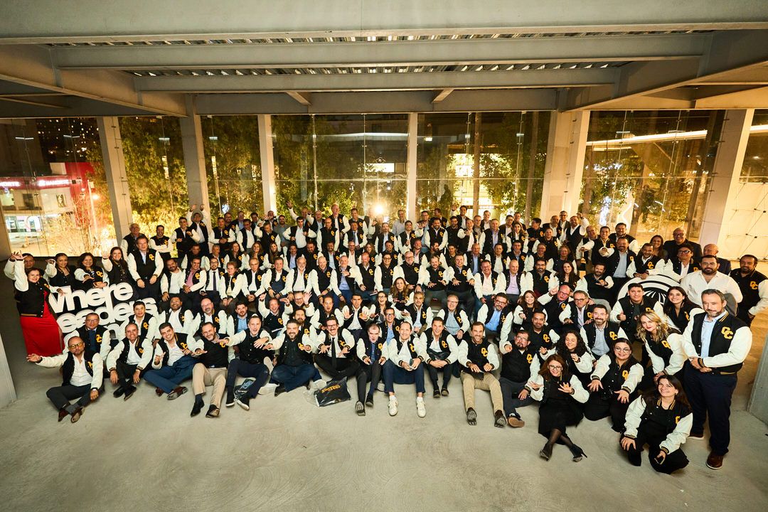 Grupo de empresarios y consultores en evento de Corporate Connections en la Ciudad de México.
