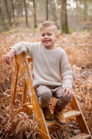 jongetje op schilderstrap tijdens een buiten fotoshoot