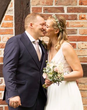 Brautpaar küsst sich bei einer Hochzeit in der Region Hannover – emotionale Hochzeitsfotografie