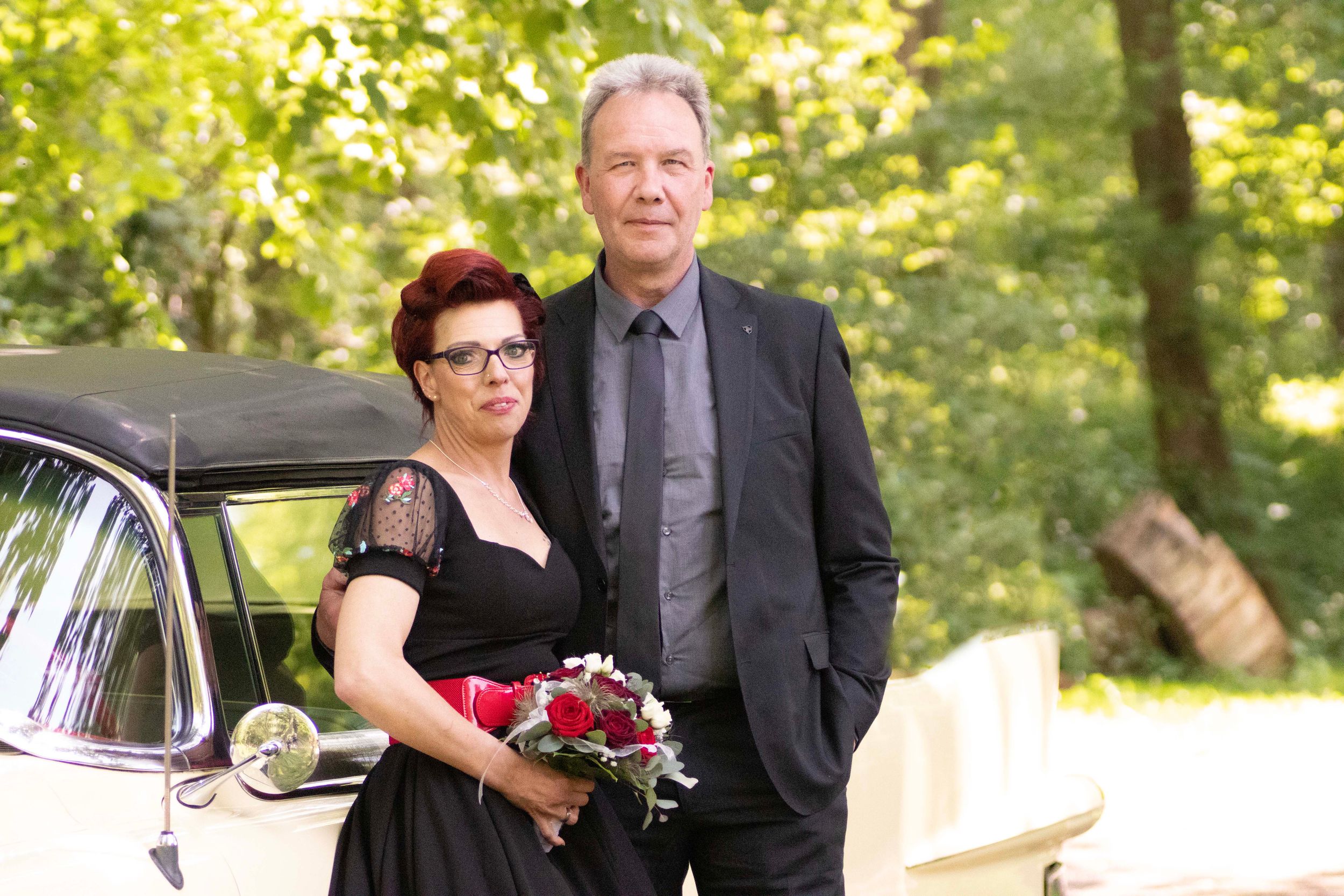 Brautpaar vor Oldtimer bei Hochzeit in der Region Hannover – Hochzeitsfotograf Hannover