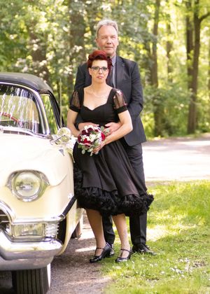 Brautpaar bei Hochzeitsshooting mit Oldtimer in der Region Hannover – Hochzeitsfotograf Hannover und Umgebung