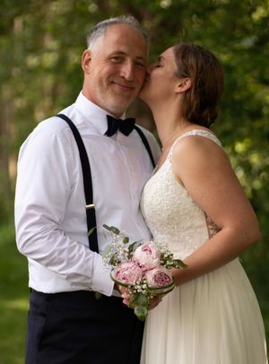 Emotionales Hochzeitsfoto eines Brautpaares in der Natur – liebevoller Moment am Hochzeitstag