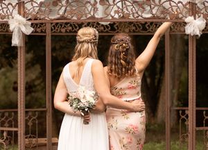 Braut mit Trauzeugin bei einer Hochzeit in der Region Hannover – emotionale und natürliche Hochzeitsfotografie
