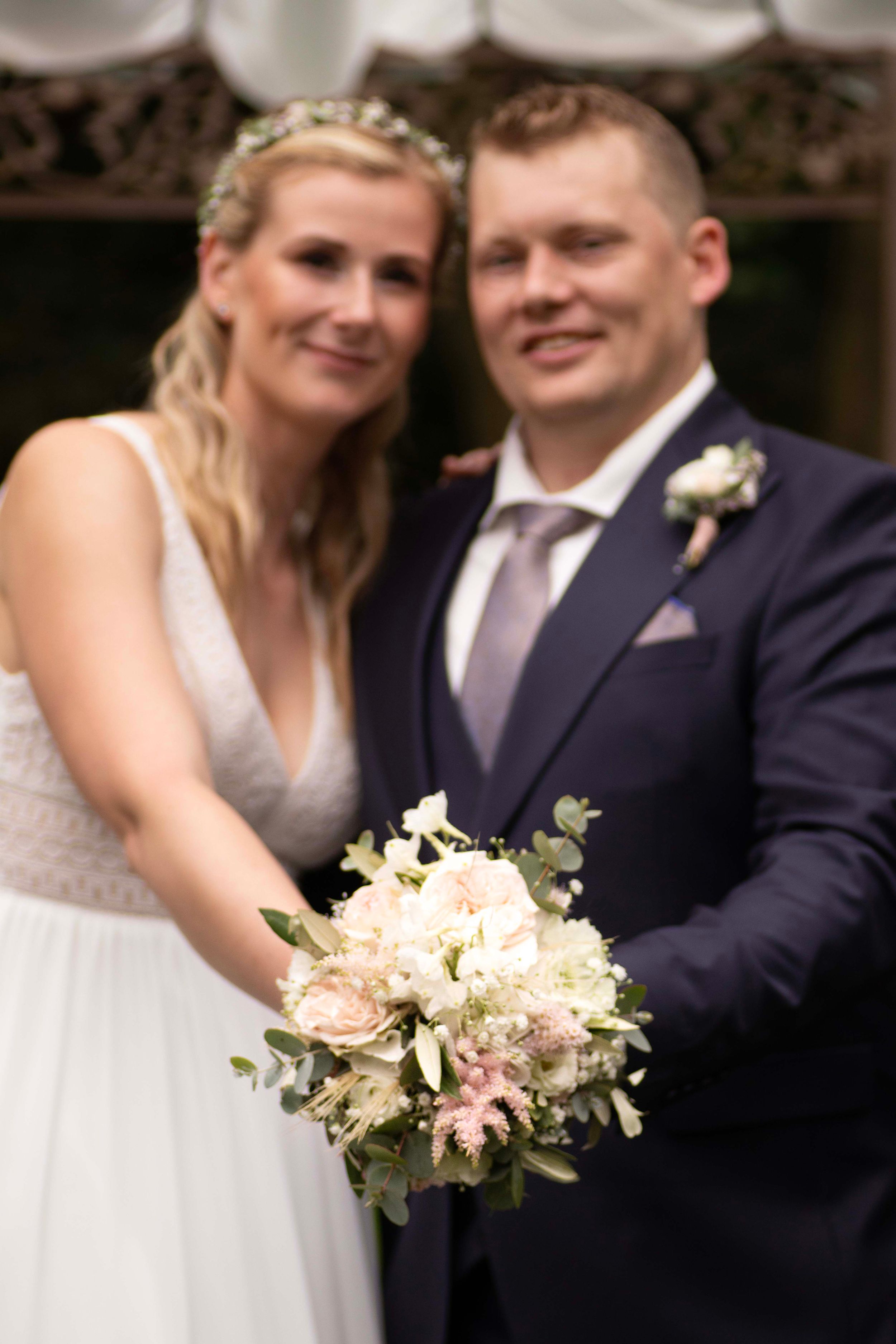 Brautpaar mit Brautstrauß bei einer Hochzeit in der Region Hannover – emotionale und natürliche Hochzeitsfotografie