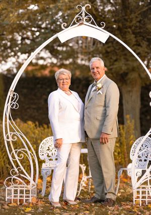 Hochzeitspaar bei einer freien Trauung im Herbst in der Region Hannover – emotionale und natürliche Hochzeitsfotografie