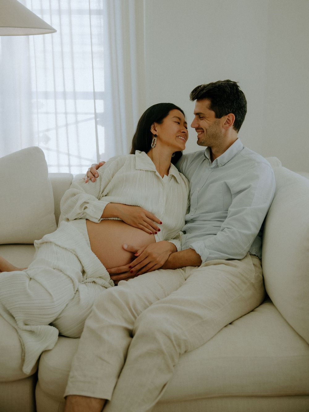 portrait, photos de famille, photos de grossesse, photos de naissance, shooting lifestyle. À Paris par la photographe Julie Fox Photography