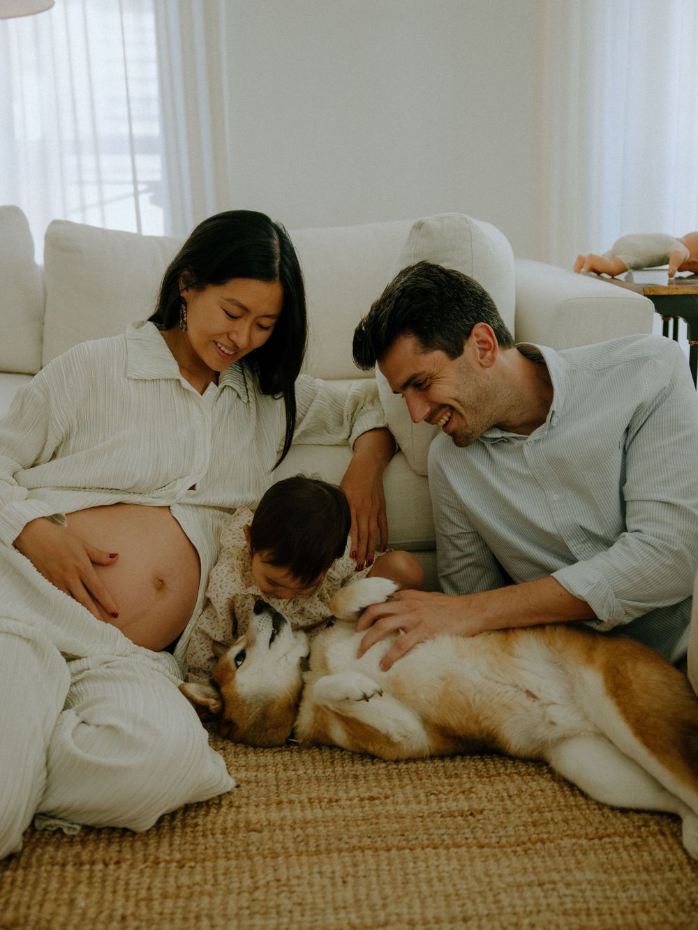 portrait, photos de famille, photos de grossesse, photos de naissance, shooting lifestyle. À Paris par la photographe Julie Fox Photography
