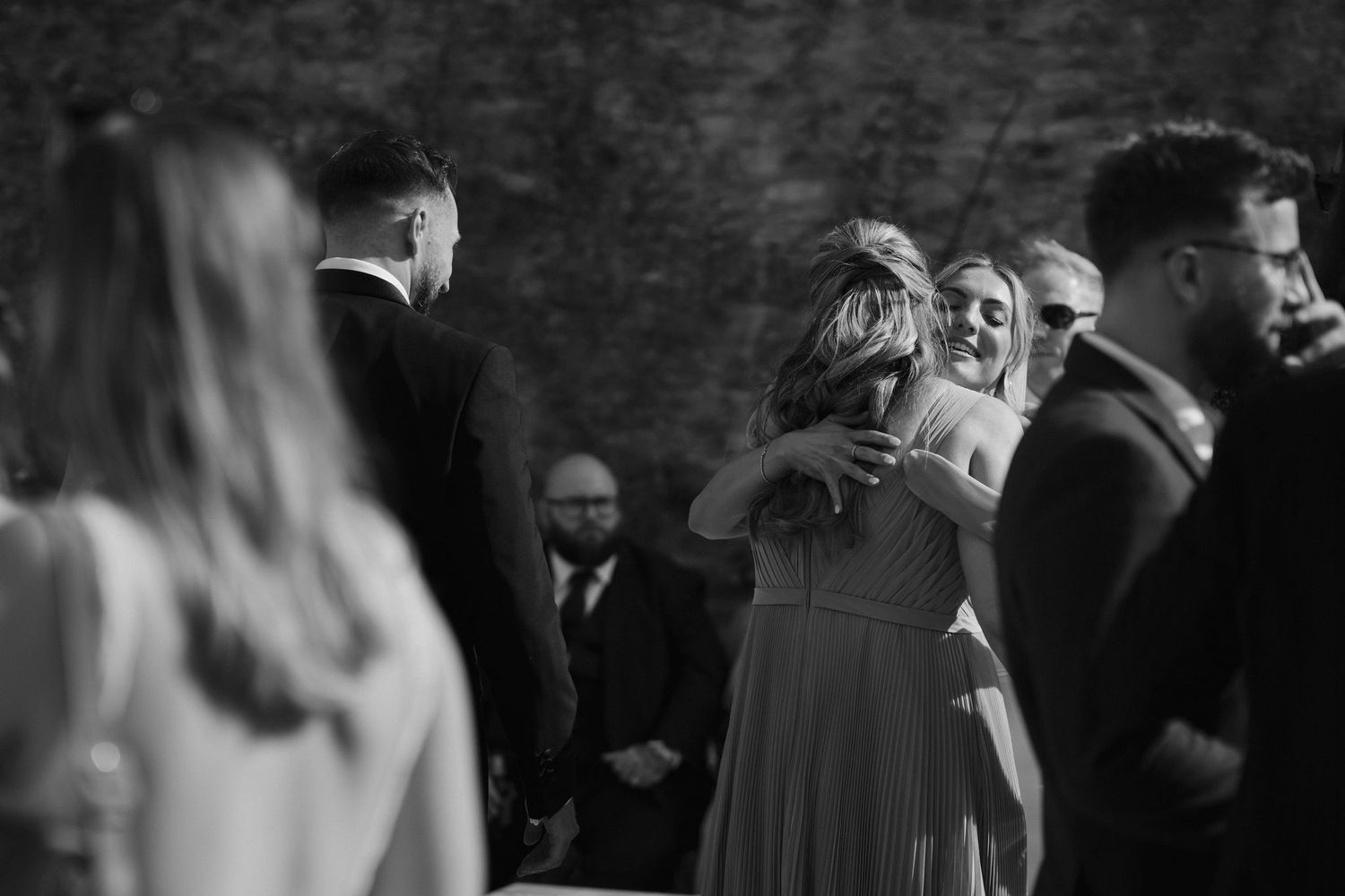 bride hugging sister at ivy lodge in cirencester