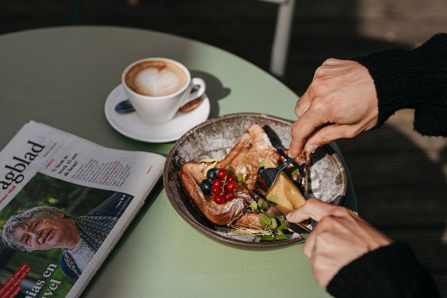 De Dakkas ontbijten aan tafel
Toast flensje  met fruit