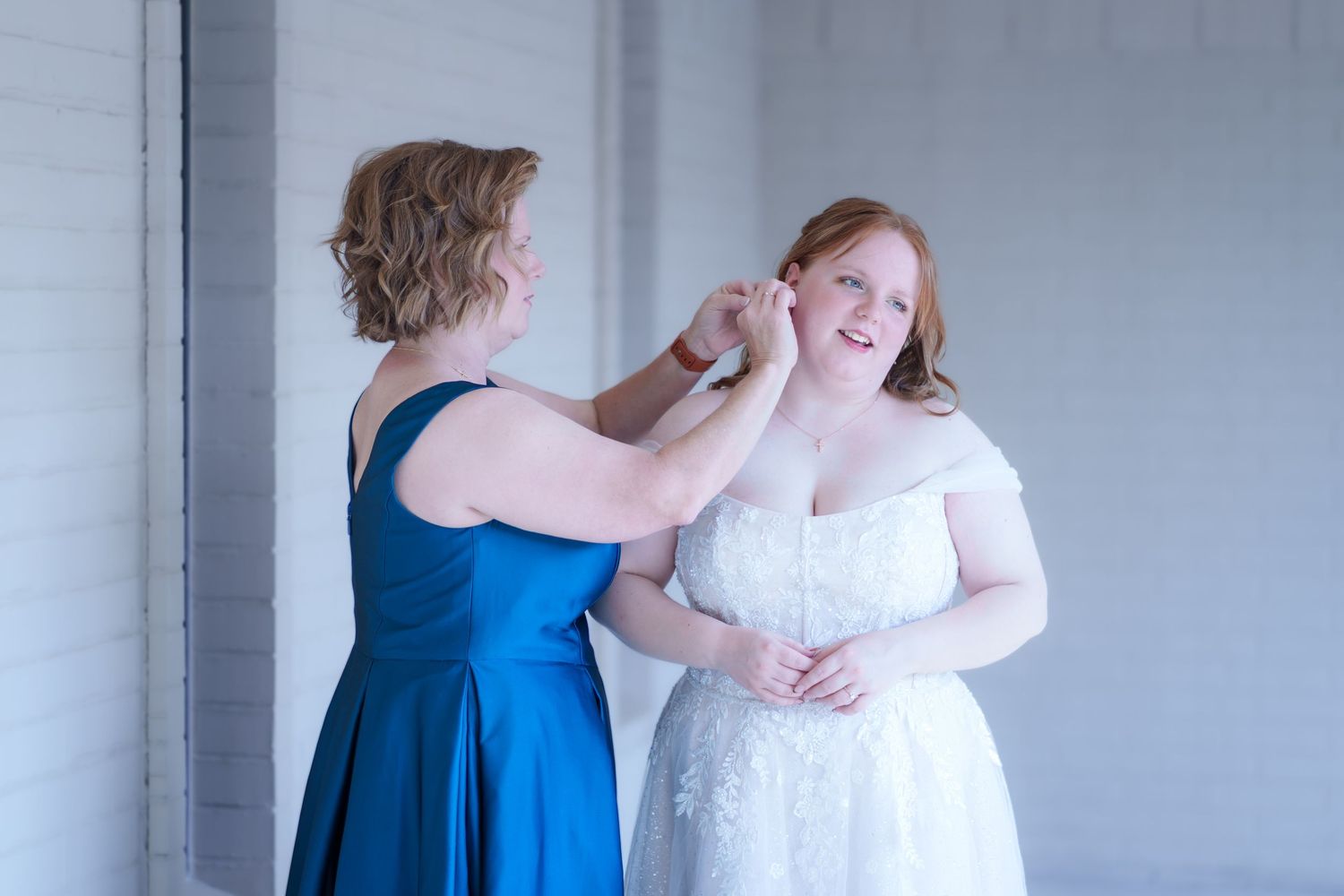 wedding photography Fort Worth Dallas bride groom bridal party poses wedding dress natural airy style Southlake Texas wedding photographer