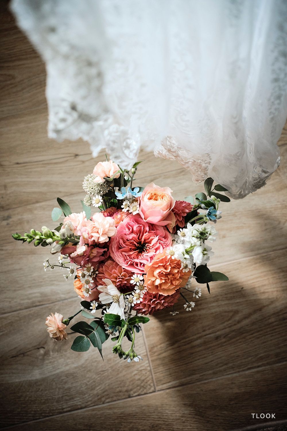 TLOOK photographe de mariage de style documentaire, au royalp de villars préparatifs de la mariée bouquet détails