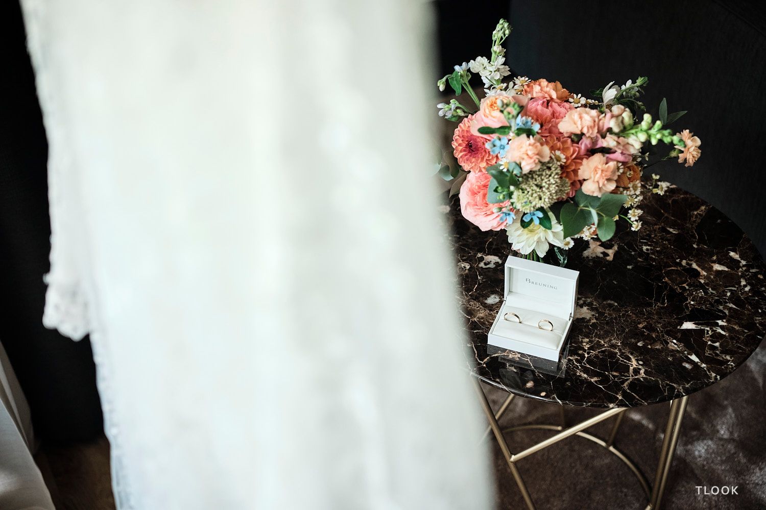 TLOOK photographe de mariage de style documentaire, au royalp de villars préparatifs de la mariée bouquet détails