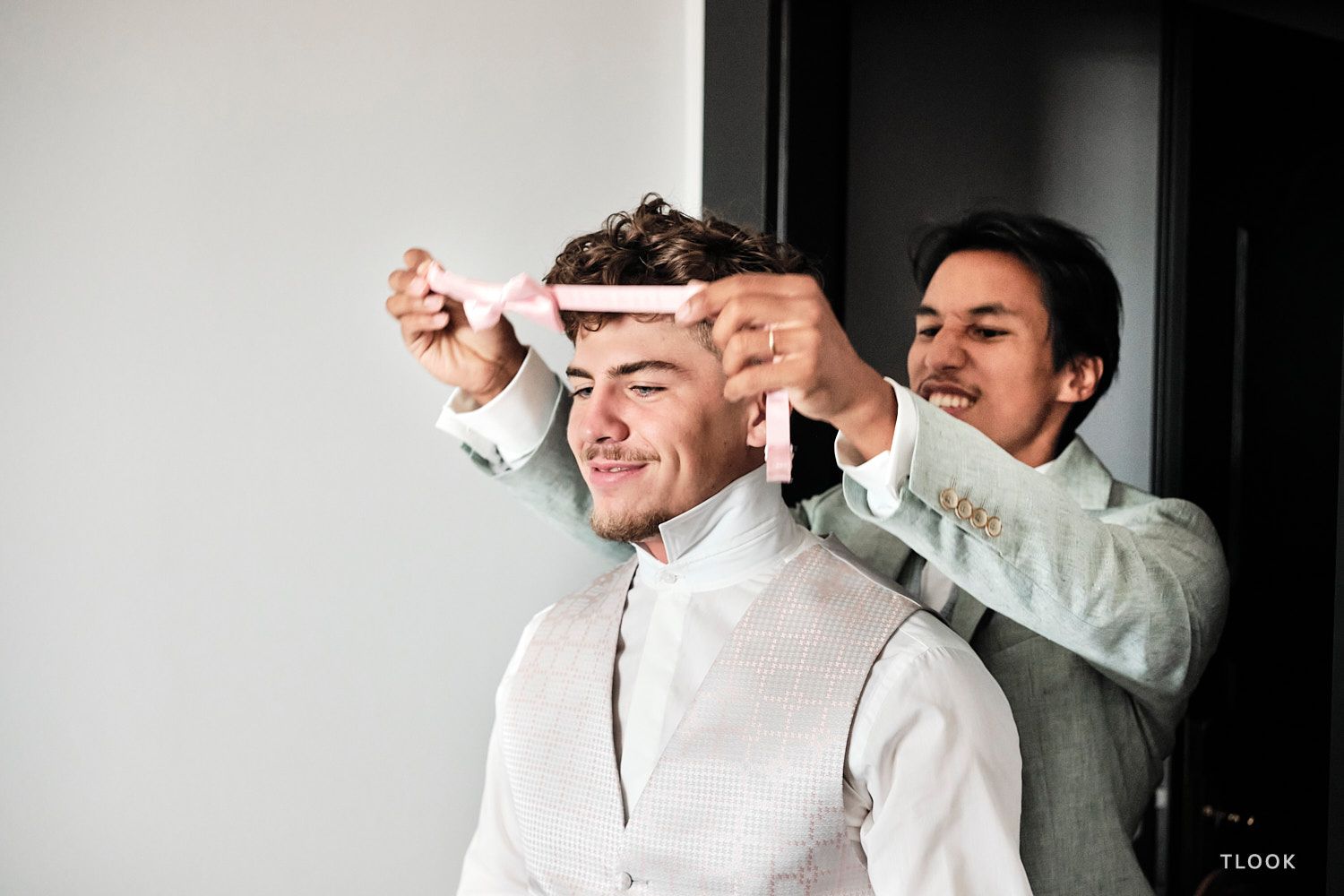 TLOOK photographe de mariage de style documentaire, au royalp de villars préparatifs du marié et des amis