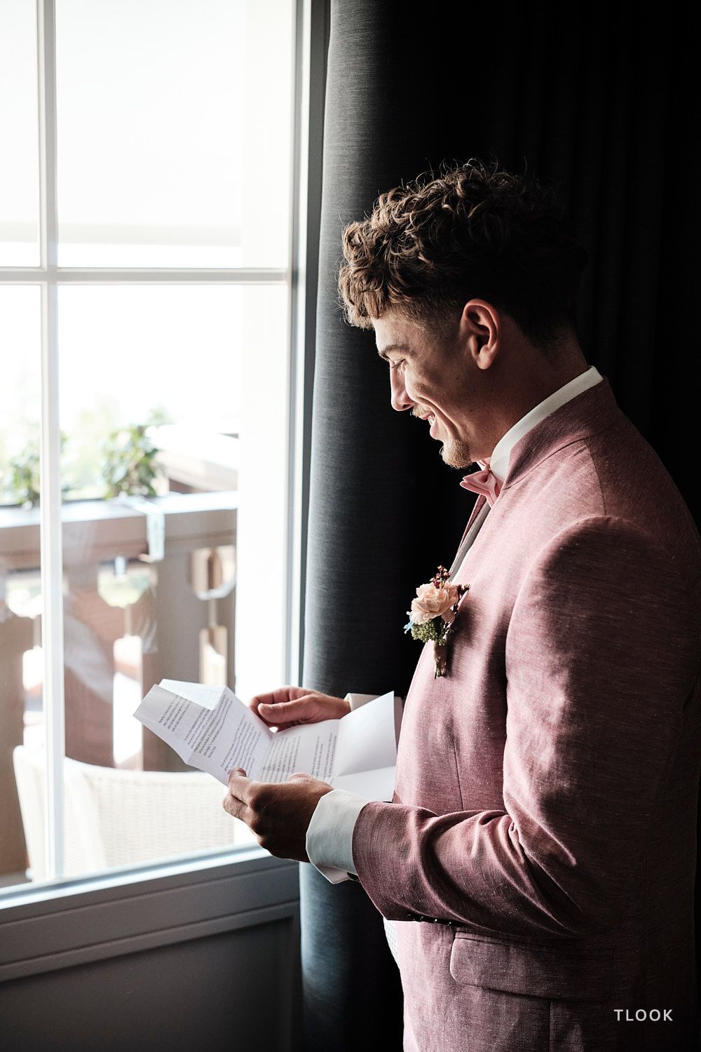 TLOOK photographe de mariage de style documentaire, au royalp de villars préparatifs du marié