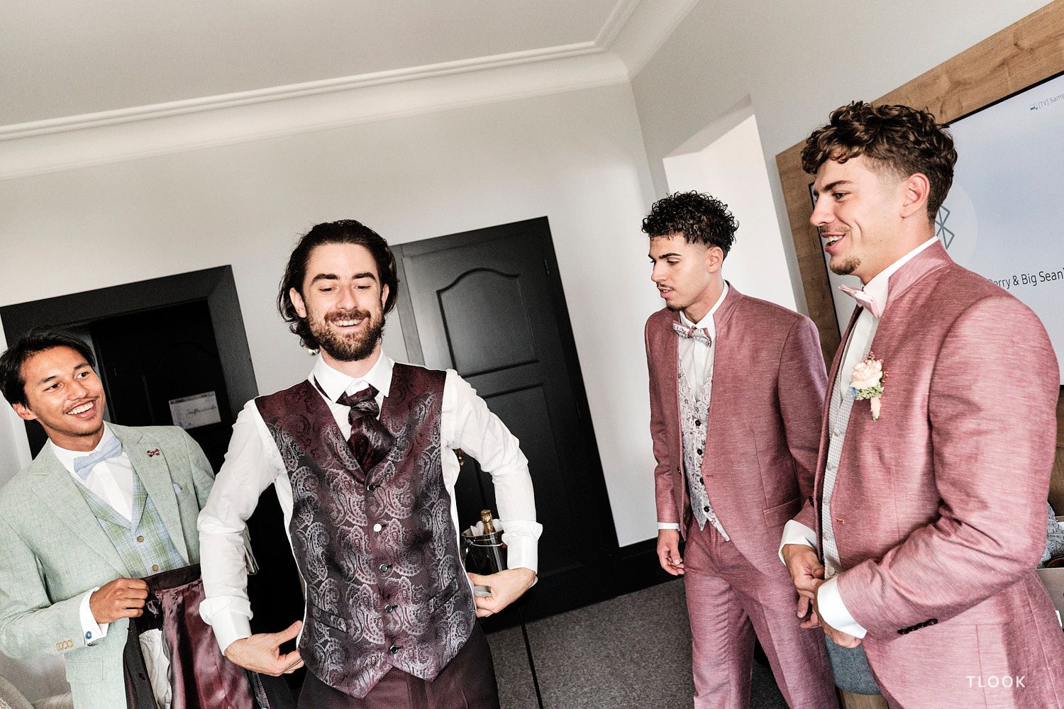 TLOOK photographe de mariage de style documentaire, au royalp de villars préparatifs du marié