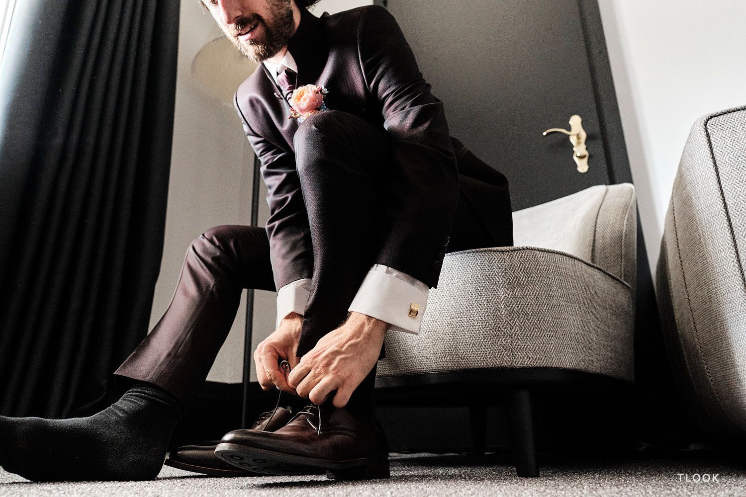 TLOOK photographe de mariage de style documentaire, au royalp de villars préparatifs du marié