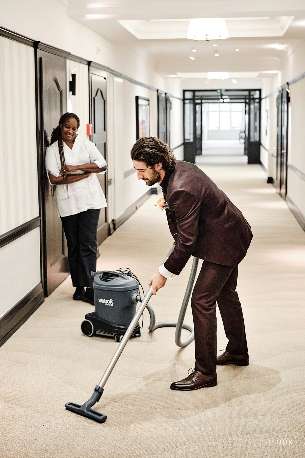TLOOK photographe de mariage de style documentaire, au royalp de villars préparatifs du marié