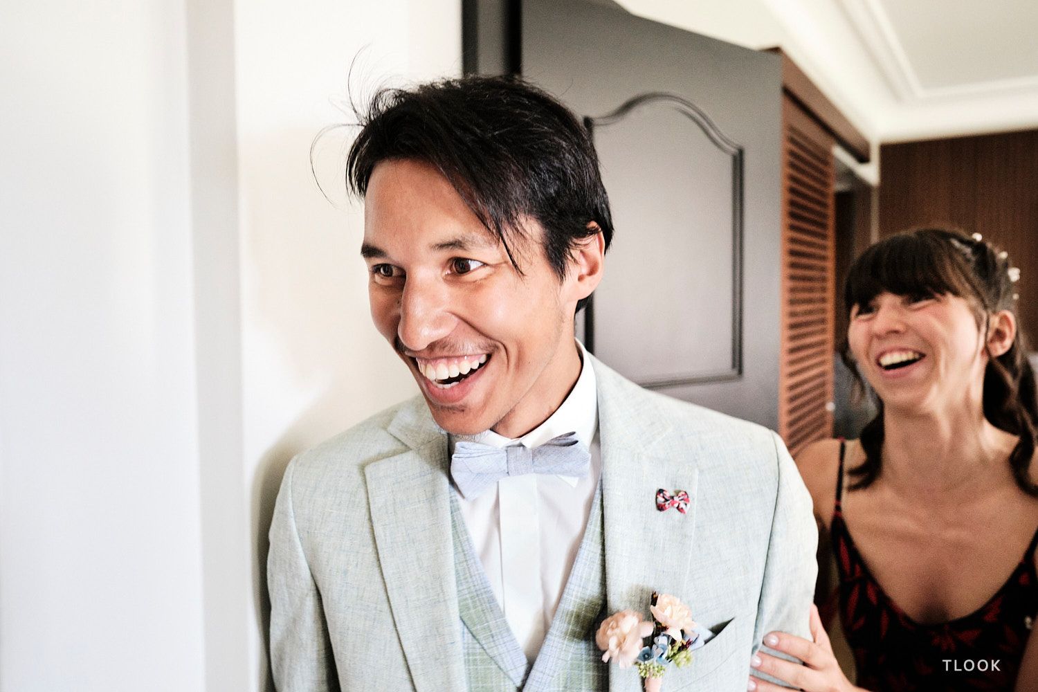 TLOOK photographe de mariage de style documentaire, au royalp de villars préparatifs des mariés