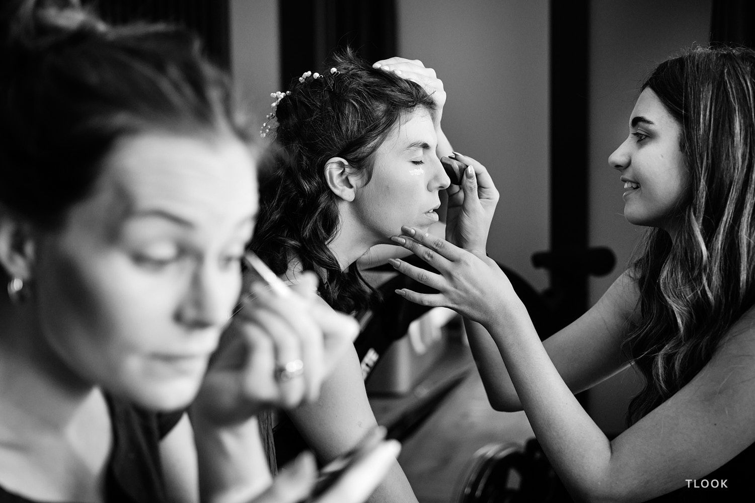TLOOK photographe de mariage de style documentaire, au royalp de villars préparatifs de la mariée et des demoiselles d'honneur