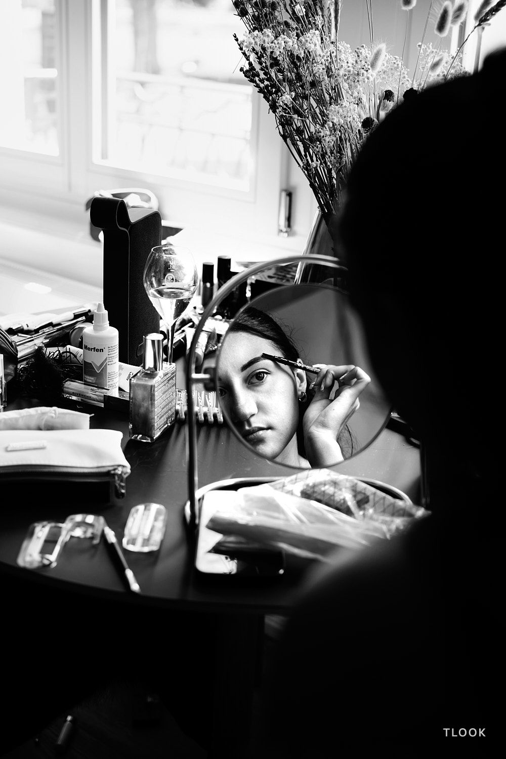 TLOOK photographe de mariage de style documentaire, au royalp de villars préparatifs maquillage