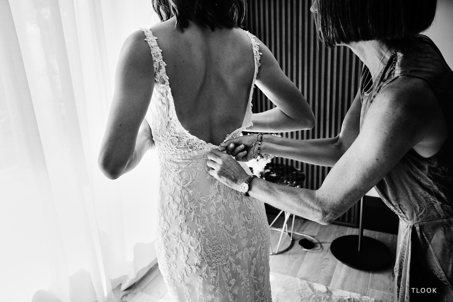 TLOOK photographe de mariage de style documentaire, au royalp de villars préparatifs de la mariée avec ses demoiselles d'honneur
