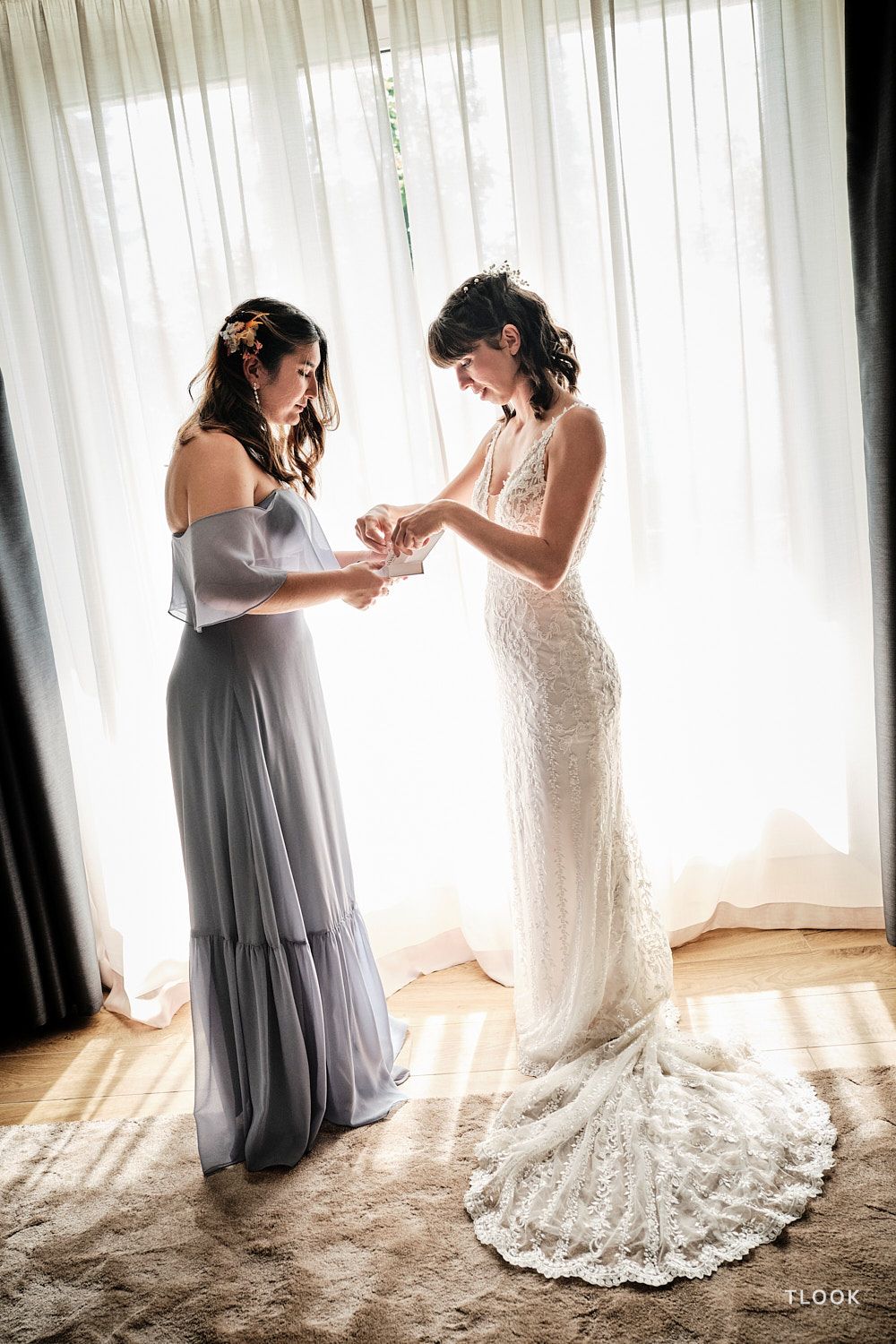 TLOOK photographe de mariage de style documentaire, au royalp de villars préparatifs de la mariée avec ses demoiselles d'honneur