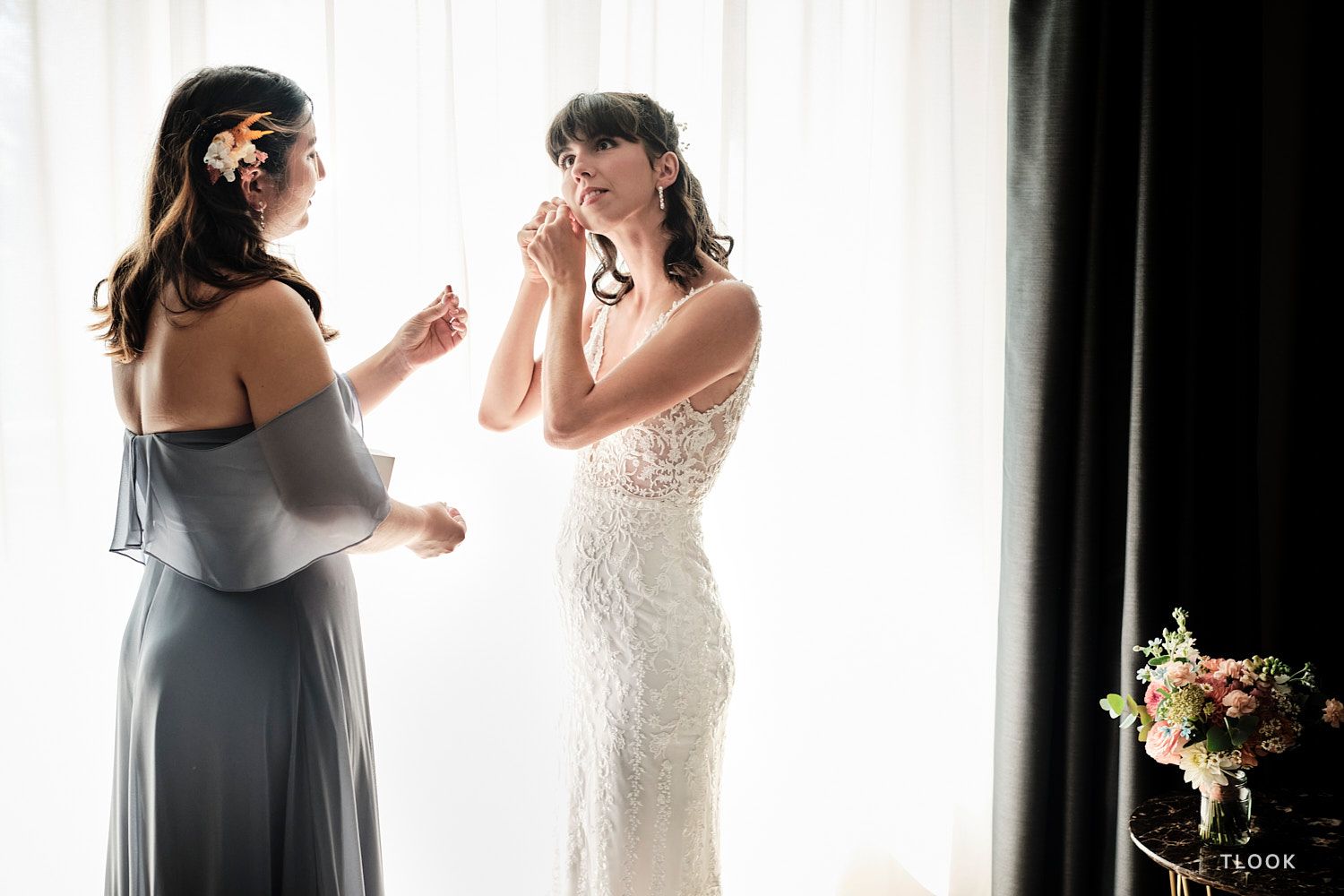 TLOOK photographe de mariage de style documentaire, au royalp de villars préparatifs de la mariée avec ses demoiselles d'honneur