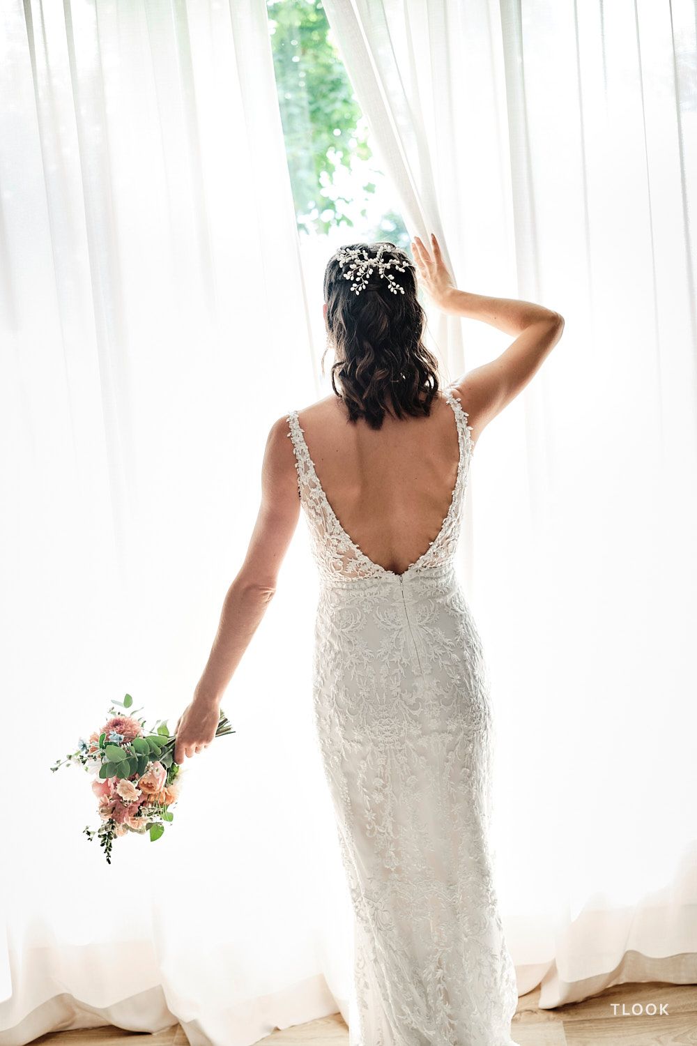 TLOOK photographe de mariage de style documentaire, au royalp de villars préparatifs de la mariée