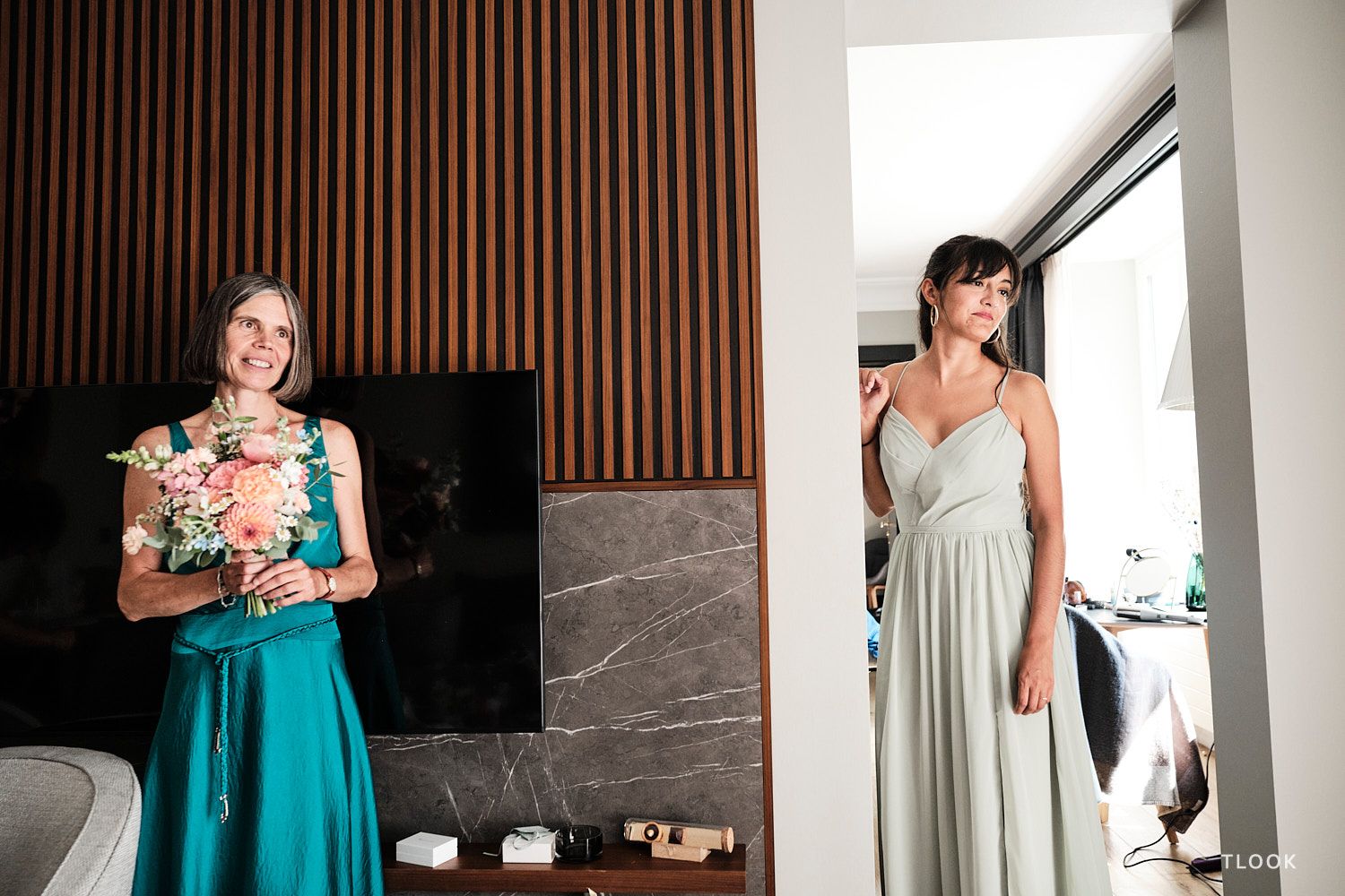 TLOOK photographe de mariage de style documentaire, au royalp de villars préparatifs de la mariée avec ses demoiselles d'honneur