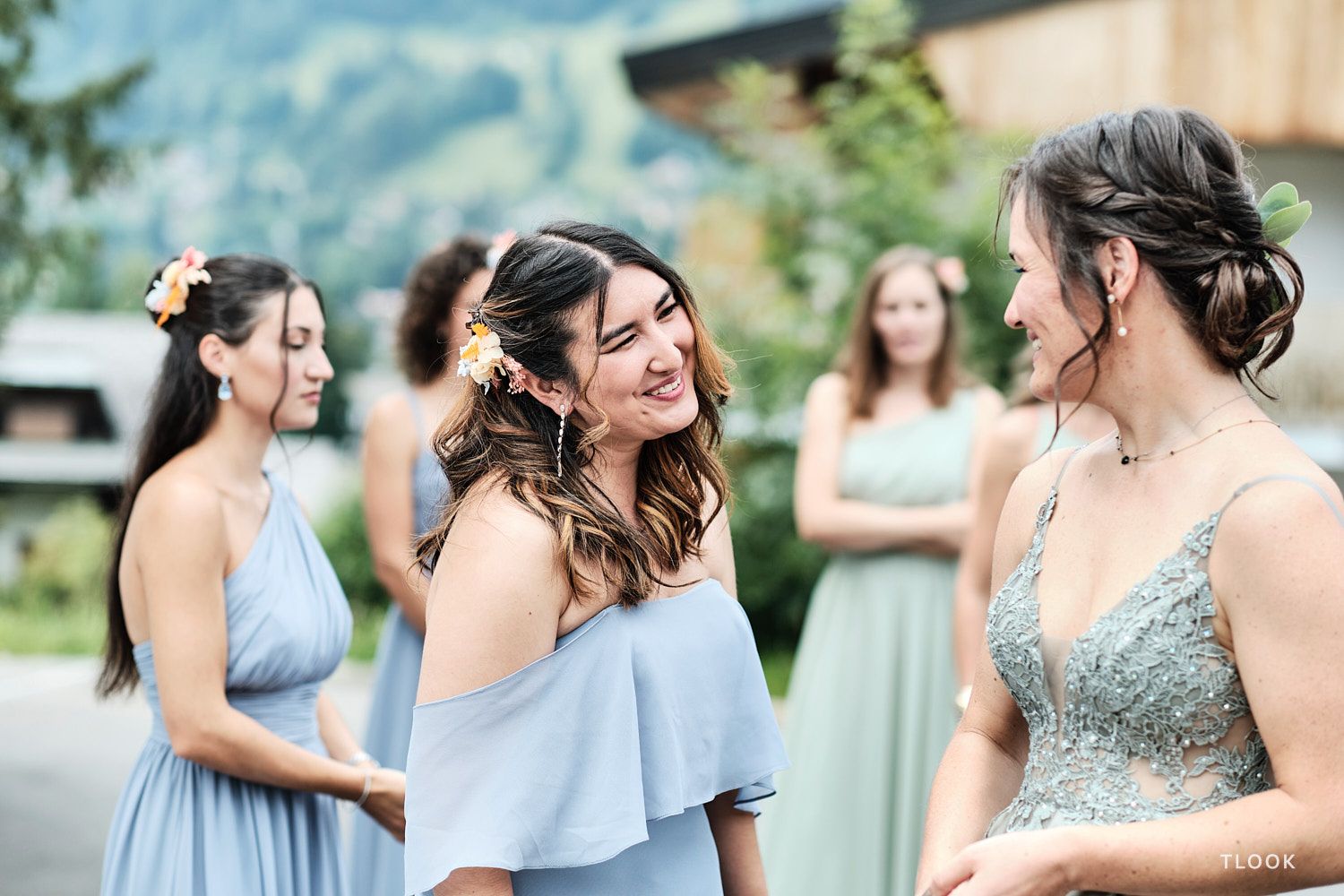 TLOOK photographe de mariage de style documentaire, au royalp de villars cérémonie portraits des demoiselles d'honneur
