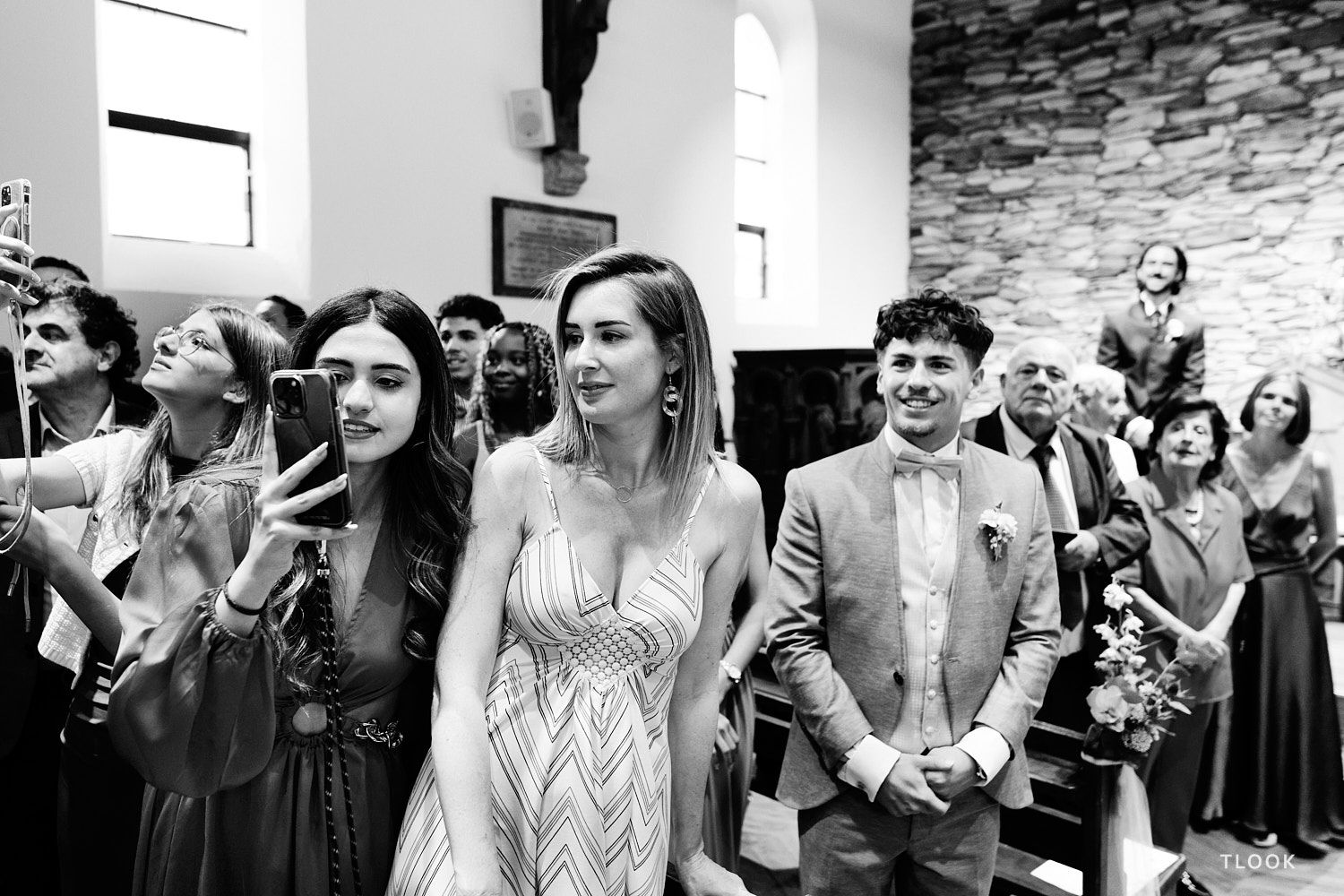 TLOOK photographe de mariage de style documentaire, au royalp de villars cérémonie religieuse les invités attentent la mariée