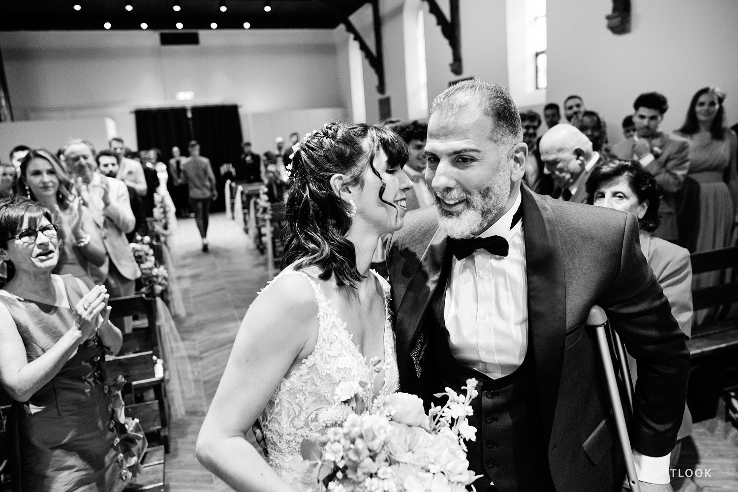 TLOOK photographe de mariage de style documentaire, au royalp de villars cérémonie religieuse le papa amène la mariée