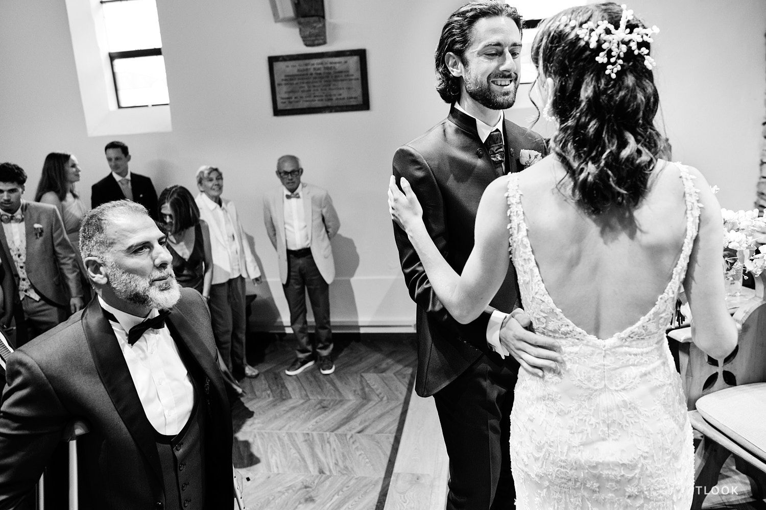TLOOK photographe de mariage de style documentaire, au royalp de villars cérémonie religieuse le papa amène la mariée