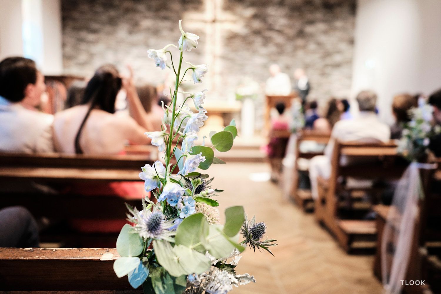TLOOK photographe de mariage de style documentaire, au royalp de villars cérémonie religieuse décorations