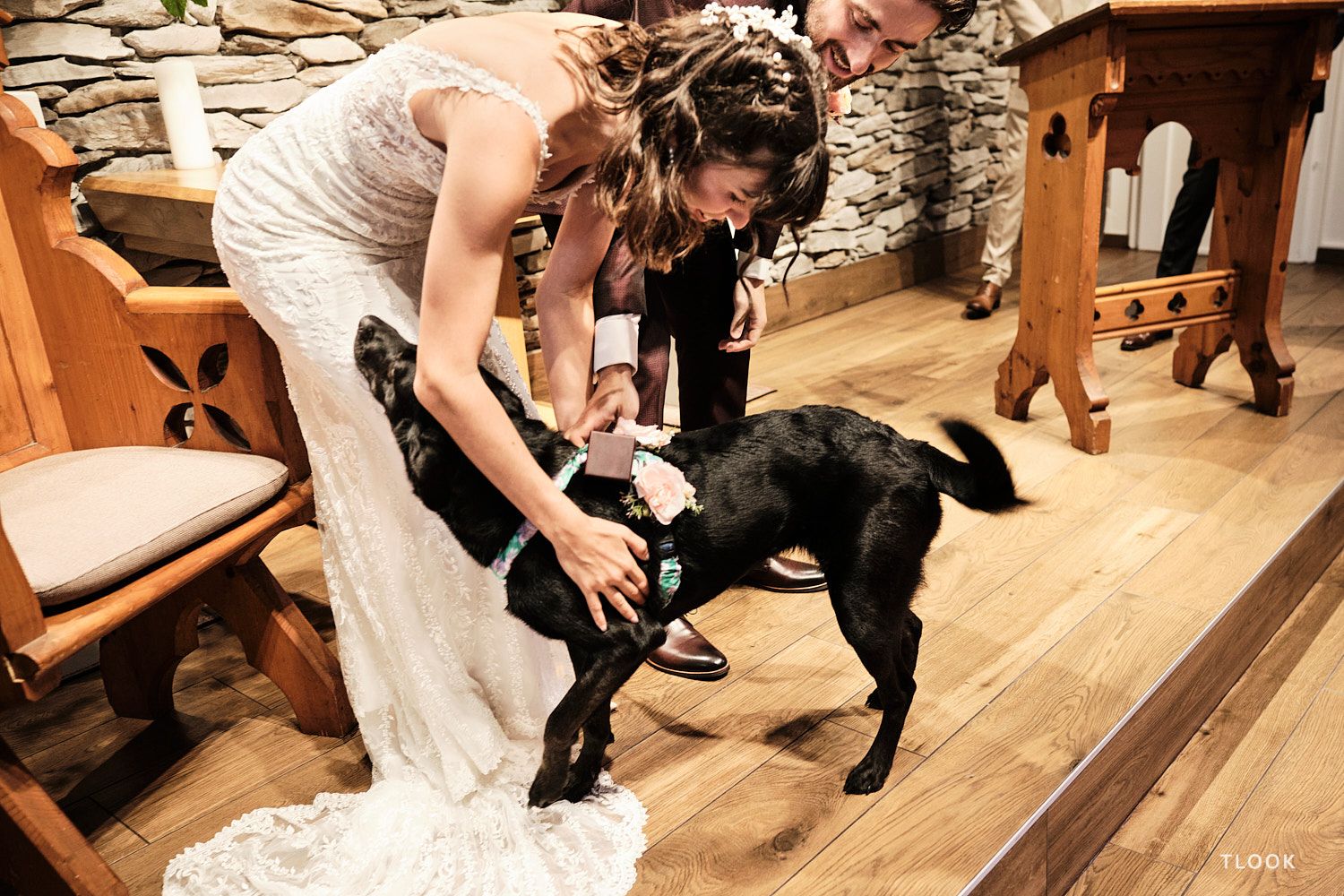 TLOOK photographe de mariage de style documentaire, au royalp de villars cérémonie religieuse le chien apporte les alliances