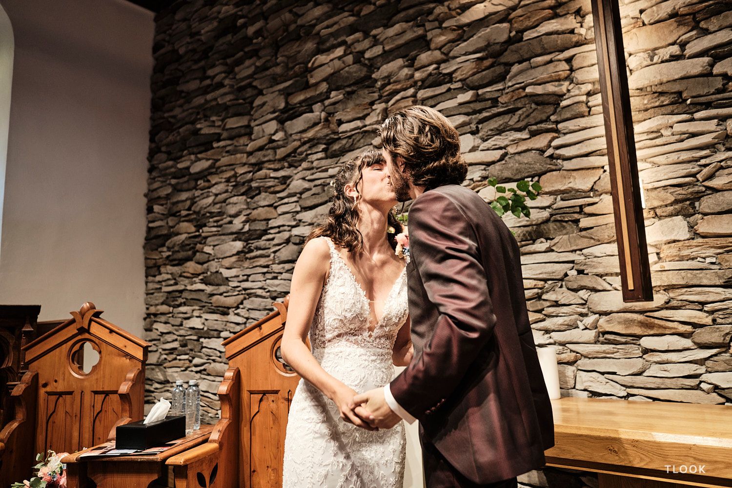 TLOOK photographe de mariage de style documentaire, au royalp de villars cérémonie religieuse les mariés s'embrassent