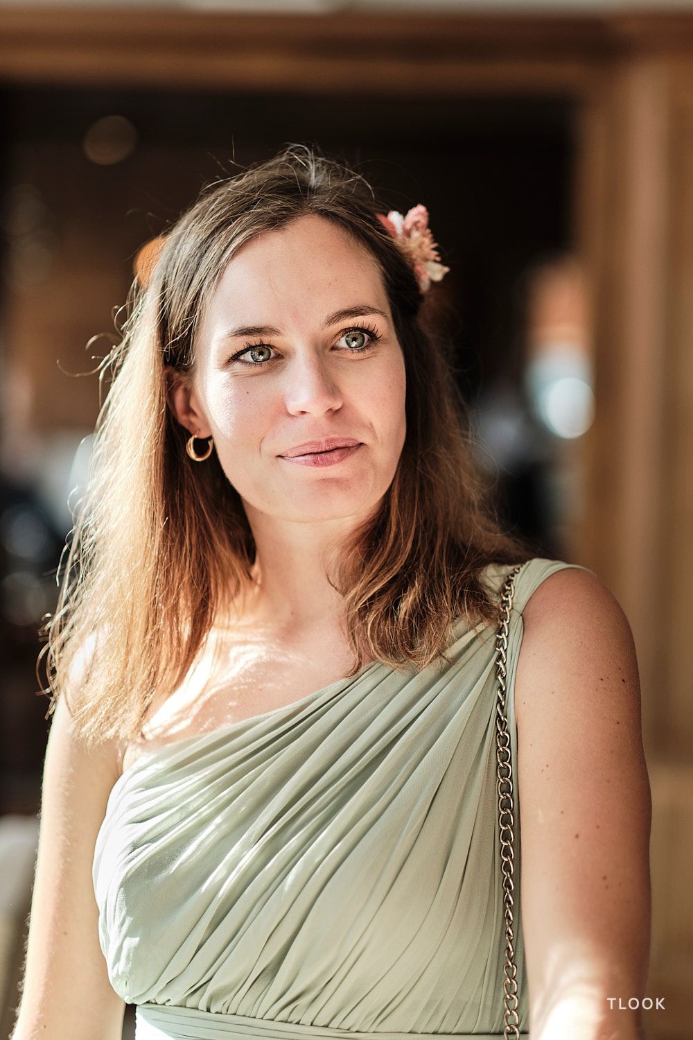 TLOOK photographe de mariage de style documentaire, au royalp de villars cocktail invitée portrait