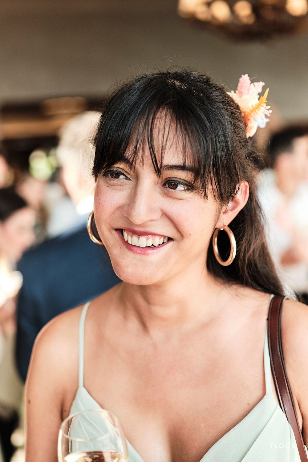TLOOK photographe de mariage de style documentaire, au royalp de villars cocktail invitée portrait