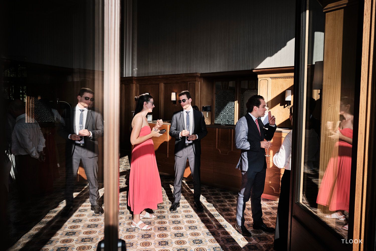 TLOOK photographe de mariage de style documentaire, au royalp de villars cocktail