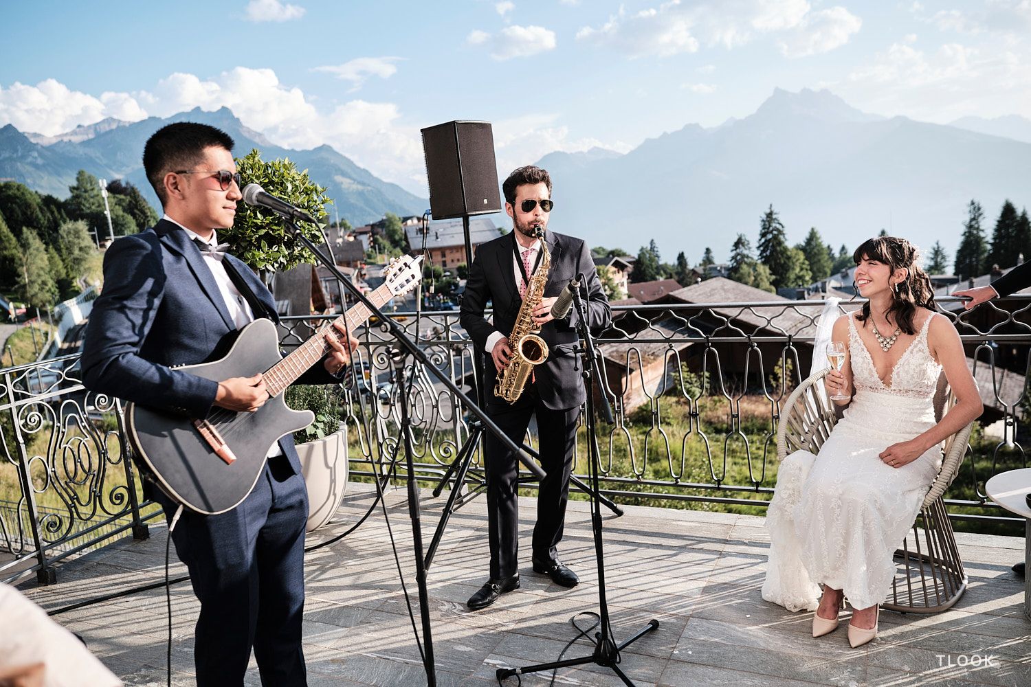 TLOOK photographe de mariage de style documentaire, au royalp de villars cocktail concert terrasse