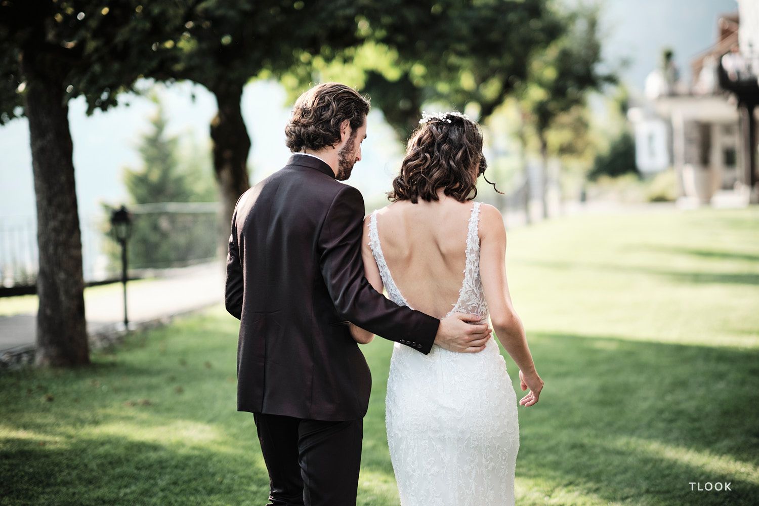 TLOOK photographe de mariage de style documentaire, au royalp de villars soirée portraits des mariés dans le parc