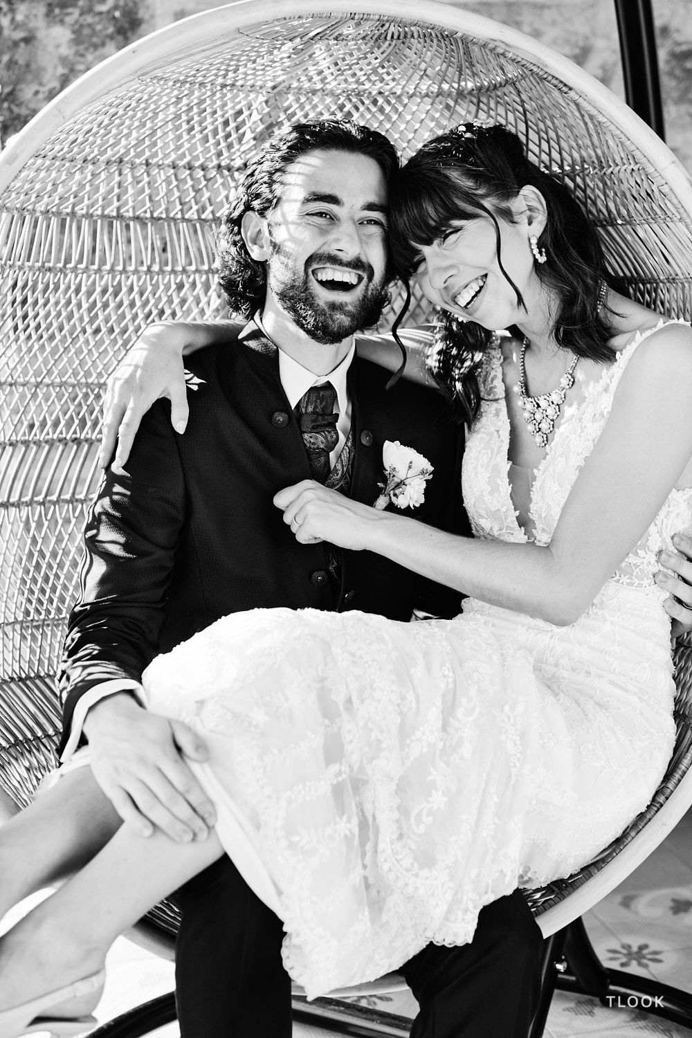 TLOOK photographe de mariage de style documentaire, au royalp de villars soirée portraits des mariés dans le parc