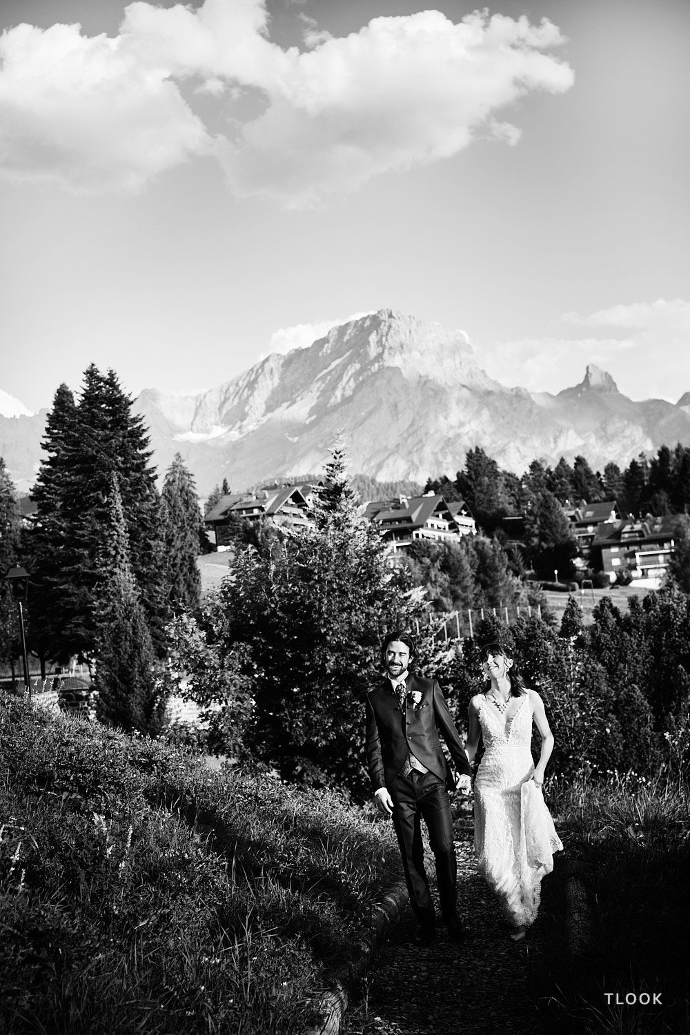 TLOOK photographe de mariage de style documentaire, au royalp de villars soirée portraits des mariés dans le parc