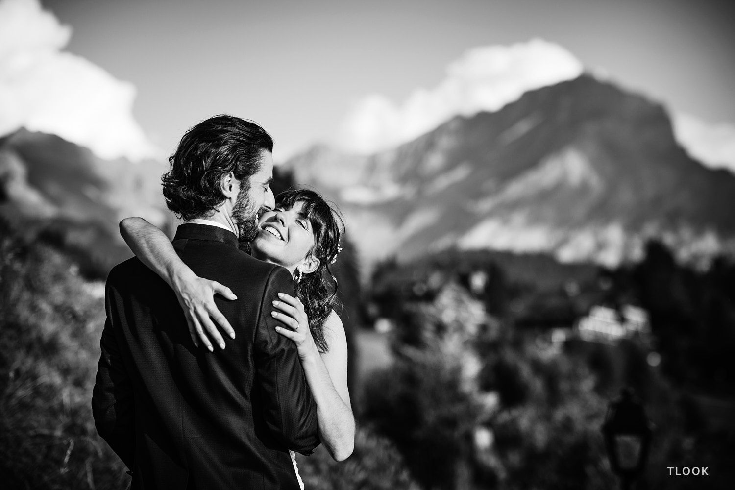 TLOOK photographe de mariage de style documentaire, au royalp de villars soirée portraits des mariés dans le parc